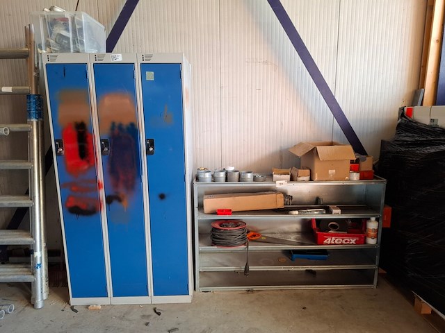 Kledinglocker en bedrijfswageninrichting met inhoud - afbeelding 1 van  12