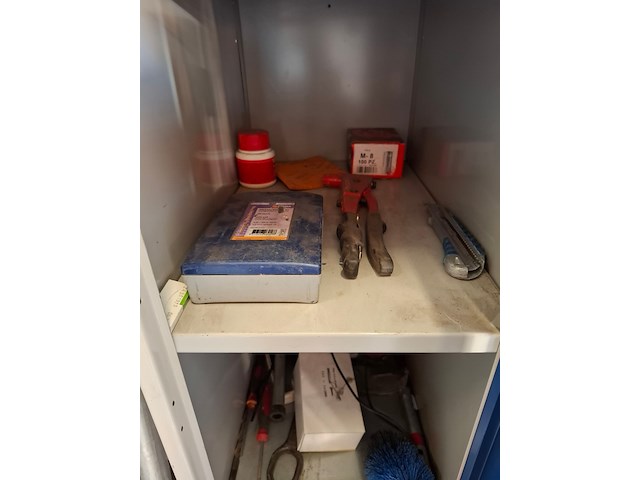 Kledinglocker en bedrijfswageninrichting met inhoud - afbeelding 7 van  12
