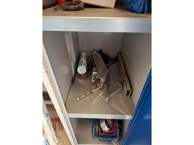 Kledinglocker en bedrijfswageninrichting met inhoud - afbeelding 9 van  12
