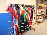 Kledingrek gevuld met carnavalskleding in diverse maten en uitvoeringen, ruim 125 stuks.