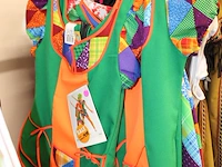 Kledingrek gevuld met carnavalskleding in diverse maten en uitvoeringen, ruim 125 stuks. - afbeelding 5 van  6