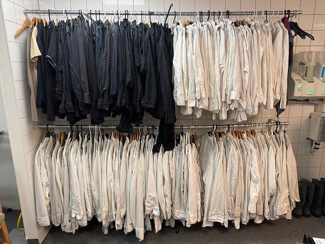 Kledingrek met inhoud - afbeelding 1 van  7