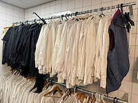 Kledingrek met inhoud - afbeelding 2 van  7