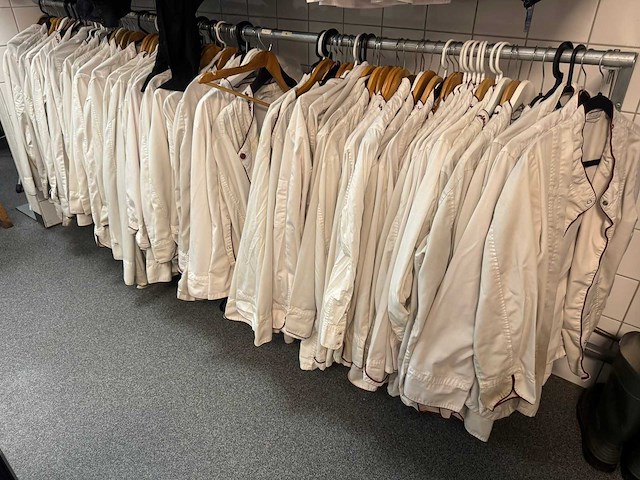 Kledingrek met inhoud - afbeelding 3 van  7