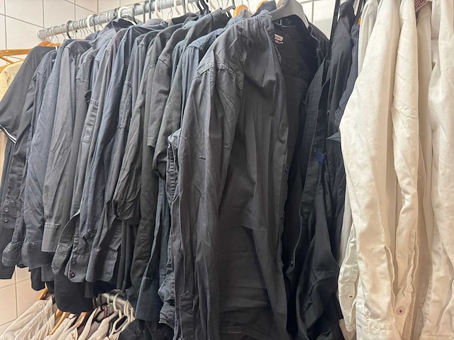 Kledingrek met inhoud - afbeelding 5 van  7