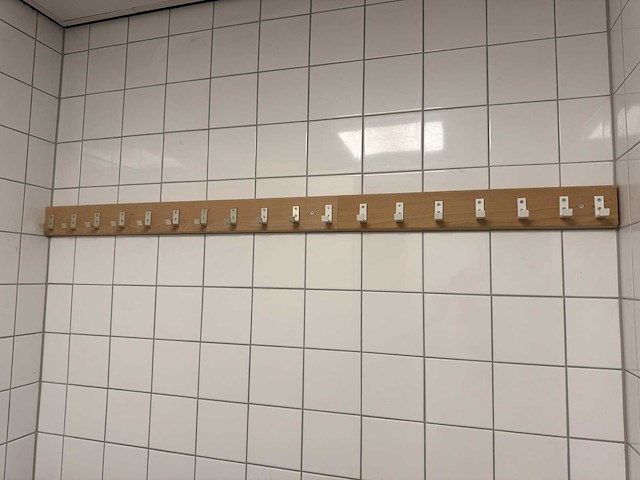 Kledingrek met inhoud - afbeelding 7 van  7