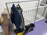 Kledingrek met inhoud - afbeelding 1 van  2