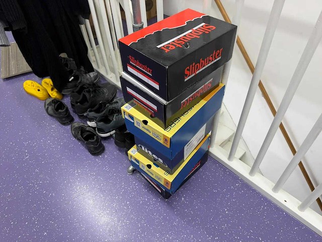 Kledingrek met inhoud - afbeelding 2 van  2