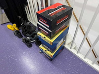 Kledingrek met inhoud - afbeelding 2 van  2