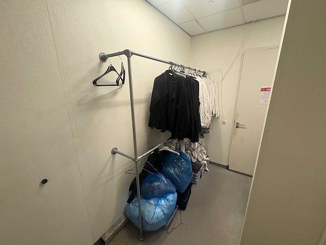 Kledingrek met inhoud - afbeelding 1 van  2