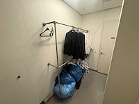 Kledingrek met inhoud - afbeelding 1 van  2