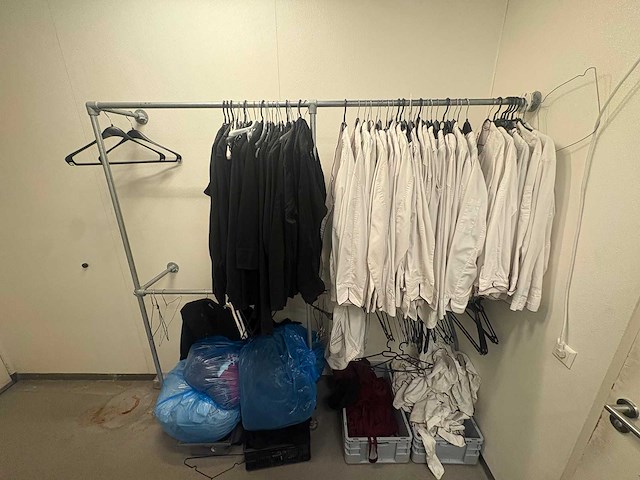 Kledingrek met inhoud - afbeelding 2 van  2