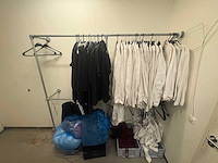 Kledingrek met inhoud - afbeelding 2 van  2