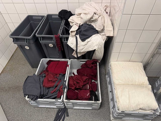 Kledingrek met inhoud - afbeelding 6 van  7