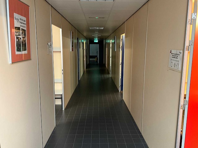 Kleedkamerwand met 8 deuren - afbeelding 5 van  7