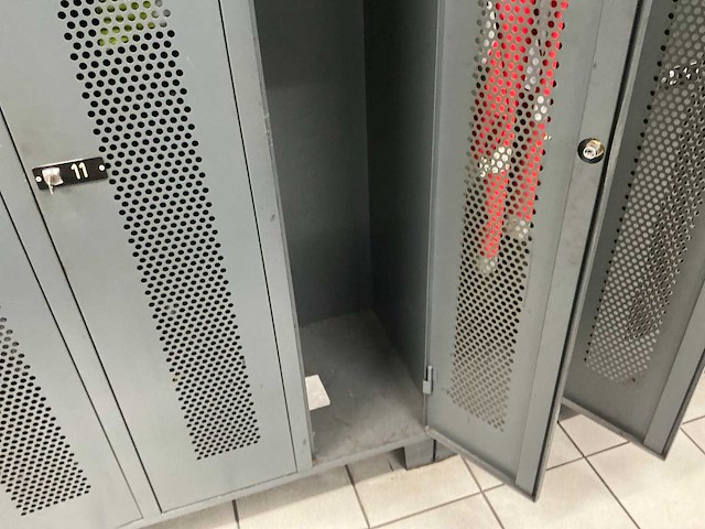 Kleedruimte inventaris - afbeelding 2 van  29