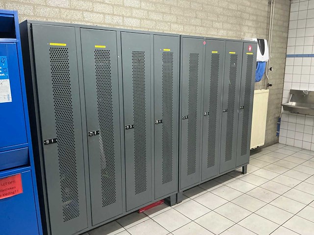 Kleedruimte inventaris - afbeelding 4 van  29