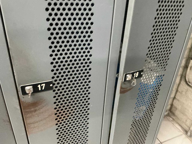 Kleedruimte inventaris - afbeelding 11 van  29
