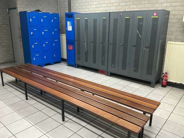 Kleedruimte inventaris - afbeelding 12 van  29