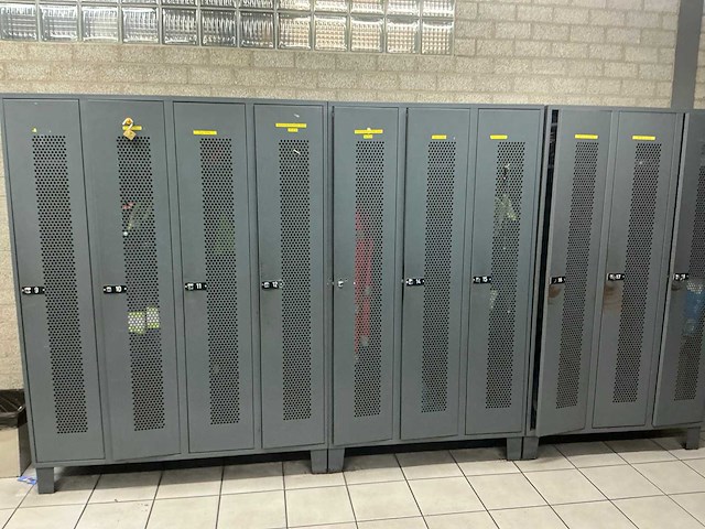 Kleedruimte inventaris - afbeelding 19 van  29