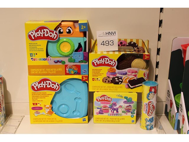 Klei en vormen play doh, o.a. fotofun en pattiseriefun, 5 stuks in schap. - afbeelding 1 van  2