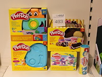 Klei en vormen play doh, o.a. fotofun en pattiseriefun, 5 stuks in schap. - afbeelding 1 van  2