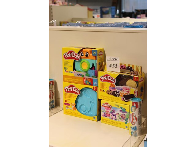 Klei en vormen play doh, o.a. fotofun en pattiseriefun, 5 stuks in schap. - afbeelding 2 van  2