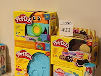 Klei en vormen play doh, o.a. fotofun en pattiseriefun, 5 stuks in schap. - afbeelding 2 van  2
