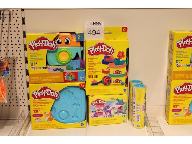 Klei en vormen play doh, o.a. fotofun en pattiseriefun, 6 stuks in schap. - afbeelding 1 van  2