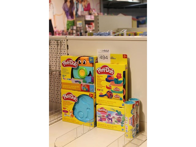 Klei en vormen play doh, o.a. fotofun en pattiseriefun, 6 stuks in schap. - afbeelding 2 van  2