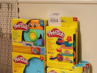 Klei en vormen play doh, o.a. fotofun en pattiseriefun, 6 stuks in schap. - afbeelding 2 van  2