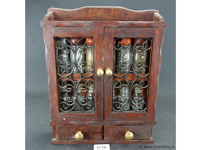 Klein houten kastje met inhoud - afbeelding 1 van  5