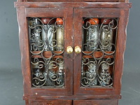 Klein houten kastje met inhoud - afbeelding 1 van  5