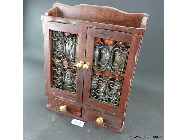 Klein houten kastje met inhoud - afbeelding 2 van  5