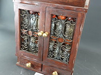 Klein houten kastje met inhoud - afbeelding 2 van  5