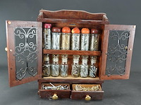 Klein houten kastje met inhoud - afbeelding 3 van  5