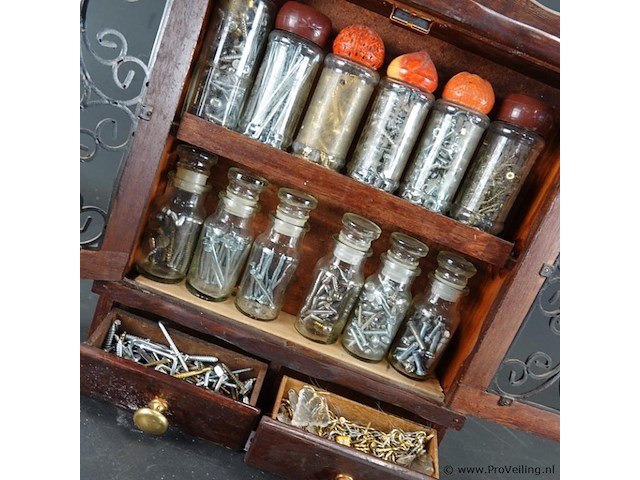 Klein houten kastje met inhoud - afbeelding 4 van  5