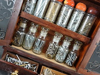 Klein houten kastje met inhoud - afbeelding 4 van  5