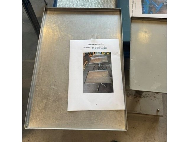 Kleine instelbare bijzet tafel eigen bouw, grijs, bouwjaar 2017 - afbeelding 1 van  1