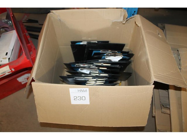 Klemborden in doos. ca. 25 stuks. - afbeelding 1 van  1