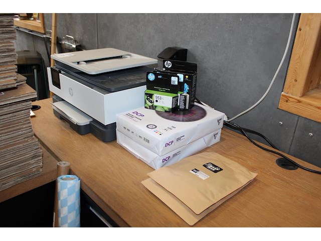 Kleurenprinter hp officejet pro 8122e met papier en cartridges. - afbeelding 1 van  3