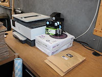 Kleurenprinter hp officejet pro 8122e met papier en cartridges. - afbeelding 1 van  3