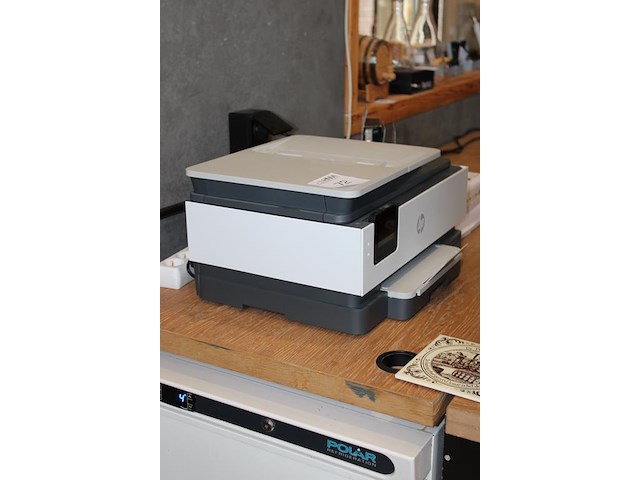 Kleurenprinter hp officejet pro 8122e met papier en cartridges. - afbeelding 2 van  3