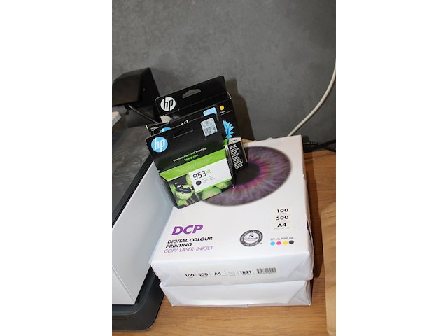 Kleurenprinter hp officejet pro 8122e met papier en cartridges. - afbeelding 3 van  3