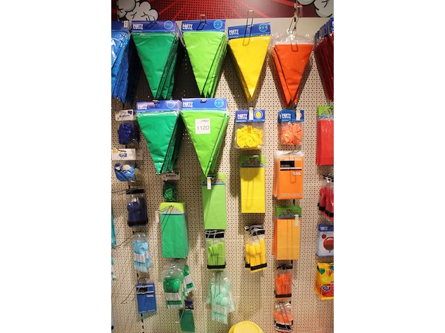 Kleurige feestartikelen aan 2 1/2 wandschap w.o. slingers, ballonnen, tafelkleden, borden en bestek. - afbeelding 4 van  5