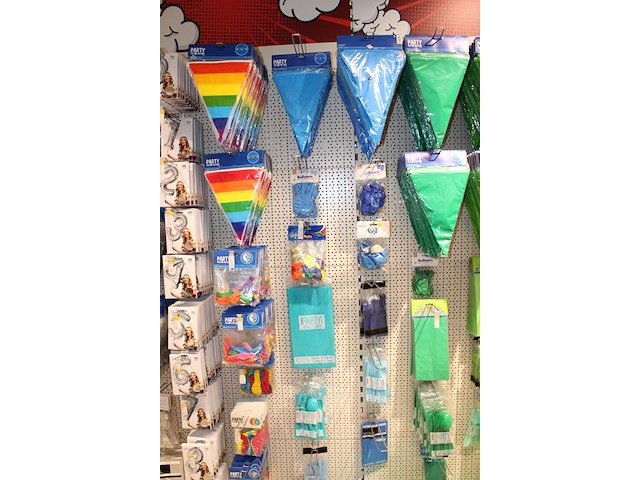 Kleurige feestartikelen aan 2 1/2 wandschap w.o. slingers, ballonnen, tafelkleden, borden en bestek. - afbeelding 5 van  5