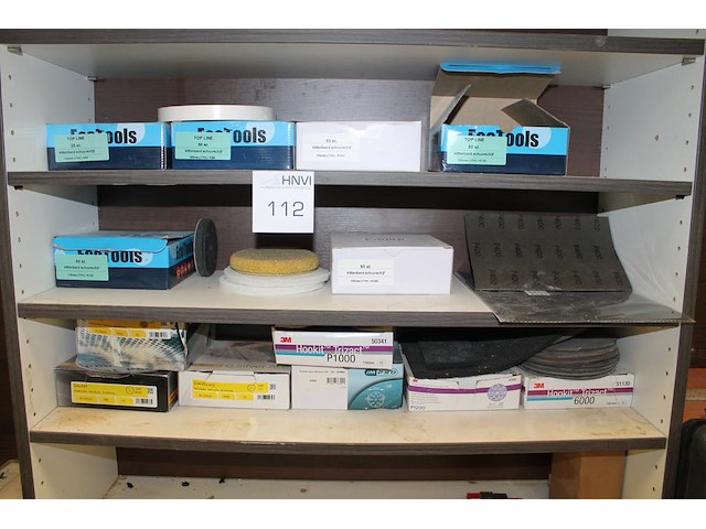 Klittenband en schuurschijven op drie schappen. - afbeelding 1 van  1