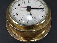 Klok in koperen montuur