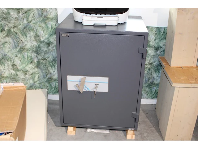 Kluis met sleutel salvus ravenna 7. bouwjaar 2022 afmeting 65 x 55 cm. hoogte 85 cm. let op weegt 284 kg. - afbeelding 1 van  2