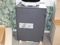 Kluis met sleutel salvus ravenna 7. bouwjaar 2022 afmeting 65 x 55 cm. hoogte 85 cm. let op weegt 284 kg.